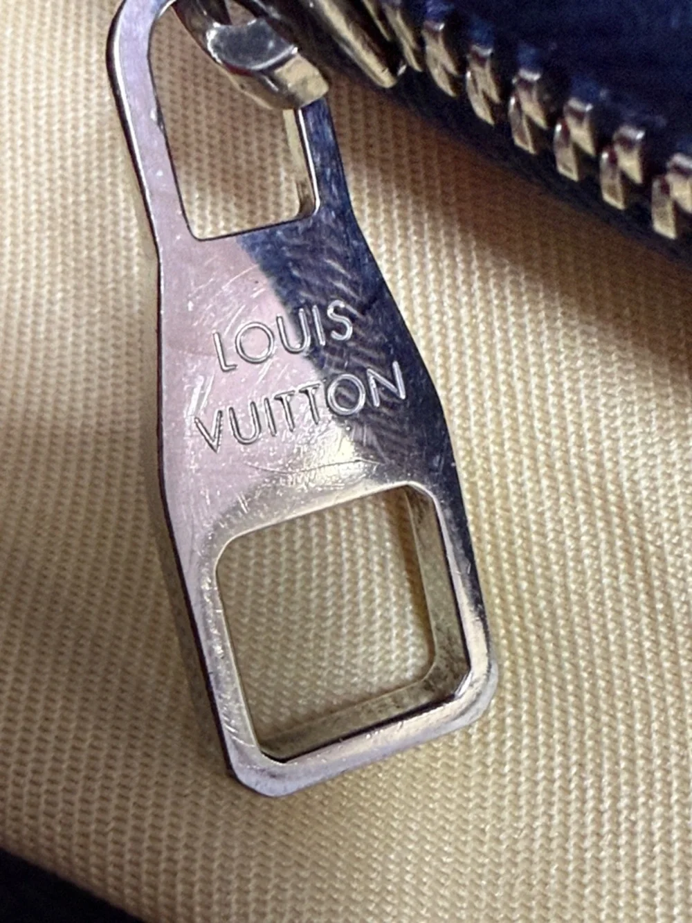 Louis Vuitton Deep Blue Zip Wallet in Textured Leather - Picture 4 of 16